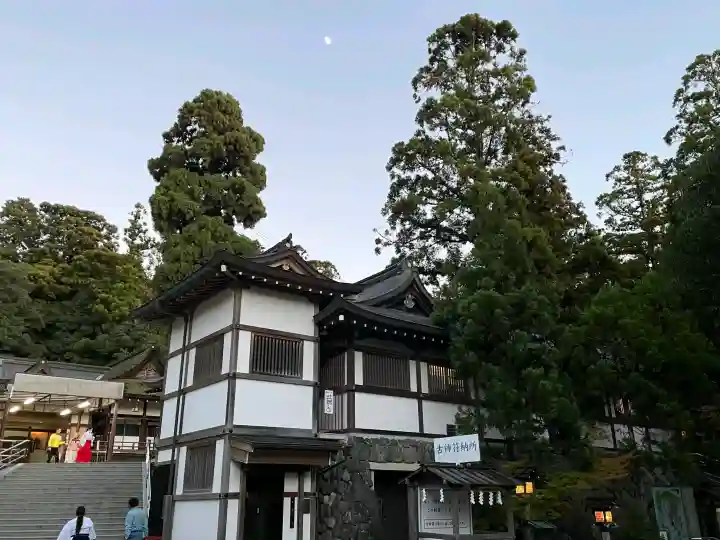 大神神社の{uncategorized: "未分類", other: "その他", undefined: "問題あり", building: "その他建物", grave: "お墓", sacred_gate: "鳥居", guardian: "狛犬", statue: "像", buddha: "仏像", history: "歴史", nature: "自然", garden: "庭園", animal: "動物", pagoda: "塔", temizu: "手水舎", mountain_gate: "山門・神門", sanctuary: "本殿・本堂", subordinate: "末社・摂社", art: "芸術", scenery: "景色", jizo: "地蔵", ema: "絵馬", goshuin: "御朱印", omikuji: "おみくじ", items: "授与品その他", amulet: "お守り", goshuincho: "御朱印帳", eats: "食事", festival: "お祭り", votive_dance: "神楽", shichigosan: "七五三参", wedding: "結婚式", experience: "体験その他", initially: "初詣", around: "周辺", anti_infection: "感染症対策"}
