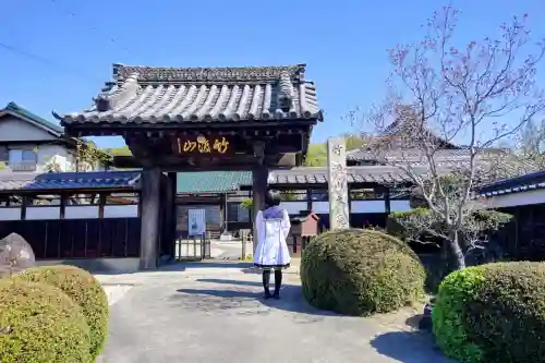本亮院の{uncategorized: "未分類", other: "その他", undefined: "問題あり", building: "その他建物", grave: "お墓", sacred_gate: "鳥居", guardian: "狛犬", statue: "像", buddha: "仏像", history: "歴史", nature: "自然", garden: "庭園", animal: "動物", pagoda: "塔", temizu: "手水舎", mountain_gate: "山門・神門", sanctuary: "本殿・本堂", subordinate: "末社・摂社", art: "芸術", scenery: "景色", jizo: "地蔵", ema: "絵馬", goshuin: "御朱印", omikuji: "おみくじ", items: "授与品その他", amulet: "お守り", goshuincho: "御朱印帳", eats: "食事", festival: "お祭り", votive_dance: "神楽", shichigosan: "七五三参", wedding: "結婚式", experience: "体験その他", initially: "初詣", around: "周辺", anti_infection: "感染症対策"}