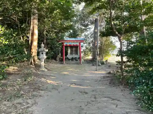 黄金塚稲荷神社の{uncategorized: "未分類", other: "その他", undefined: "問題あり", building: "その他建物", grave: "お墓", sacred_gate: "鳥居", guardian: "狛犬", statue: "像", buddha: "仏像", history: "歴史", nature: "自然", garden: "庭園", animal: "動物", pagoda: "塔", temizu: "手水舎", mountain_gate: "山門・神門", sanctuary: "本殿・本堂", subordinate: "末社・摂社", art: "芸術", scenery: "景色", jizo: "地蔵", ema: "絵馬", goshuin: "御朱印", omikuji: "おみくじ", items: "授与品その他", amulet: "お守り", goshuincho: "御朱印帳", eats: "食事", festival: "お祭り", votive_dance: "神楽", shichigosan: "七五三参", wedding: "結婚式", experience: "体験その他", initially: "初詣", around: "周辺", anti_infection: "感染症対策"}