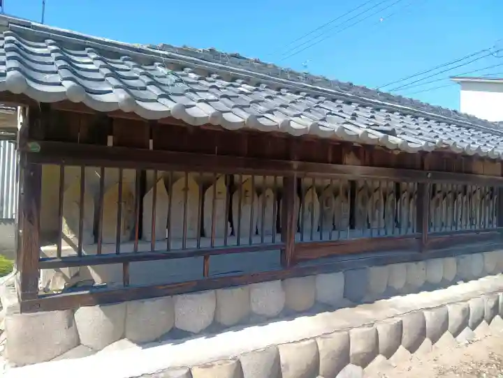 応蓮寺の{uncategorized: "未分類", other: "その他", undefined: "問題あり", building: "その他建物", grave: "お墓", sacred_gate: "鳥居", guardian: "狛犬", statue: "像", buddha: "仏像", history: "歴史", nature: "自然", garden: "庭園", animal: "動物", pagoda: "塔", temizu: "手水舎", mountain_gate: "山門・神門", sanctuary: "本殿・本堂", subordinate: "末社・摂社", art: "芸術", scenery: "景色", jizo: "地蔵", ema: "絵馬", goshuin: "御朱印", omikuji: "おみくじ", items: "授与品その他", amulet: "お守り", goshuincho: "御朱印帳", eats: "食事", festival: "お祭り", votive_dance: "神楽", shichigosan: "七五三参", wedding: "結婚式", experience: "体験その他", initially: "初詣", around: "周辺", anti_infection: "感染症対策"}