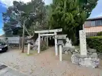 上長屋神社の{uncategorized: "未分類", other: "その他", undefined: "問題あり", building: "その他建物", grave: "お墓", sacred_gate: "鳥居", guardian: "狛犬", statue: "像", buddha: "仏像", history: "歴史", nature: "自然", garden: "庭園", animal: "動物", pagoda: "塔", temizu: "手水舎", mountain_gate: "山門・神門", sanctuary: "本殿・本堂", subordinate: "末社・摂社", art: "芸術", scenery: "景色", jizo: "地蔵", ema: "絵馬", goshuin: "御朱印", omikuji: "おみくじ", items: "授与品その他", amulet: "お守り", goshuincho: "御朱印帳", eats: "食事", festival: "お祭り", votive_dance: "神楽", shichigosan: "七五三参", wedding: "結婚式", experience: "体験その他", initially: "初詣", around: "周辺", anti_infection: "感染症対策"}