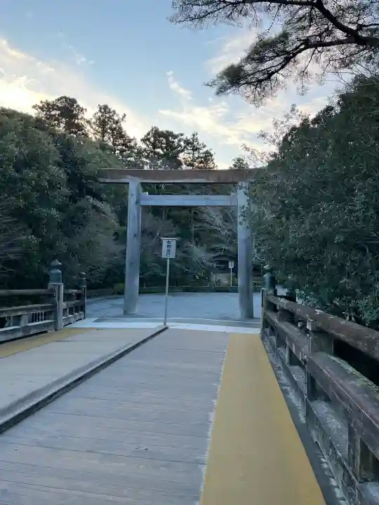伊勢神宮内宮(皇大神宮)の{uncategorized: "未分類", other: "その他", undefined: "問題あり", building: "その他建物", grave: "お墓", sacred_gate: "鳥居", guardian: "狛犬", statue: "像", buddha: "仏像", history: "歴史", nature: "自然", garden: "庭園", animal: "動物", pagoda: "塔", temizu: "手水舎", mountain_gate: "山門・神門", sanctuary: "本殿・本堂", subordinate: "末社・摂社", art: "芸術", scenery: "景色", jizo: "地蔵", ema: "絵馬", goshuin: "御朱印", omikuji: "おみくじ", items: "授与品その他", amulet: "お守り", goshuincho: "御朱印帳", eats: "食事", festival: "お祭り", votive_dance: "神楽", shichigosan: "七五三参", wedding: "結婚式", experience: "体験その他", initially: "初詣", around: "周辺", anti_infection: "感染症対策"}