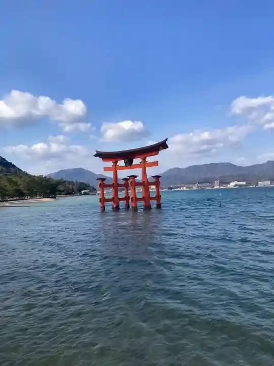 厳島神社の{uncategorized: "未分類", other: "その他", undefined: "問題あり", building: "その他建物", grave: "お墓", sacred_gate: "鳥居", guardian: "狛犬", statue: "像", buddha: "仏像", history: "歴史", nature: "自然", garden: "庭園", animal: "動物", pagoda: "塔", temizu: "手水舎", mountain_gate: "山門・神門", sanctuary: "本殿・本堂", subordinate: "末社・摂社", art: "芸術", scenery: "景色", jizo: "地蔵", ema: "絵馬", goshuin: "御朱印", omikuji: "おみくじ", items: "授与品その他", amulet: "お守り", goshuincho: "御朱印帳", eats: "食事", festival: "お祭り", votive_dance: "神楽", shichigosan: "七五三参", wedding: "結婚式", experience: "体験その他", initially: "初詣", around: "周辺", anti_infection: "感染症対策"}