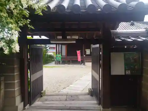 如願寺の山門