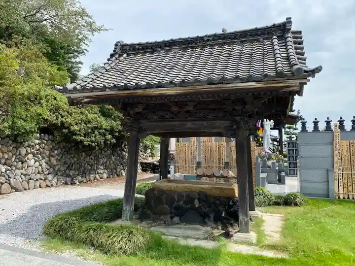 埼玉厄除け開運大師・龍泉寺(切り絵御朱印発祥の寺)の手水舎