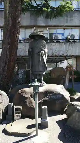 東本願寺の像