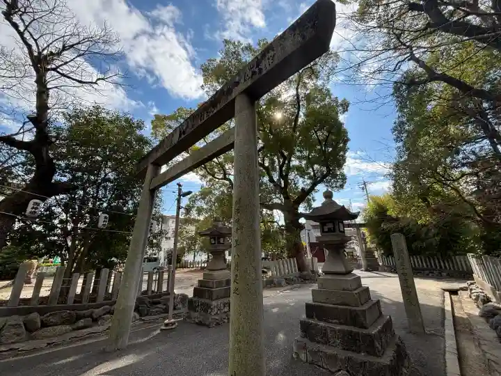七所神社の{uncategorized: "未分類", other: "その他", undefined: "問題あり", building: "その他建物", grave: "お墓", sacred_gate: "鳥居", guardian: "狛犬", statue: "像", buddha: "仏像", history: "歴史", nature: "自然", garden: "庭園", animal: "動物", pagoda: "塔", temizu: "手水舎", mountain_gate: "山門・神門", sanctuary: "本殿・本堂", subordinate: "末社・摂社", art: "芸術", scenery: "景色", jizo: "地蔵", ema: "絵馬", goshuin: "御朱印", omikuji: "おみくじ", items: "授与品その他", amulet: "お守り", goshuincho: "御朱印帳", eats: "食事", festival: "お祭り", votive_dance: "神楽", shichigosan: "七五三参", wedding: "結婚式", experience: "体験その他", initially: "初詣", around: "周辺", anti_infection: "感染症対策"}