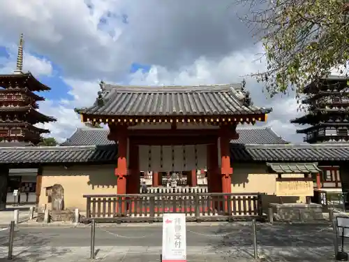 薬師寺の山門・神門