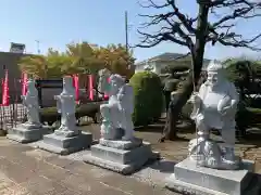 泉龍寺の像