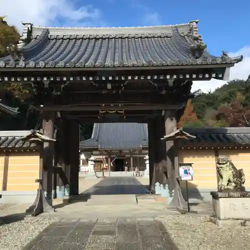 瀧安寺の山門