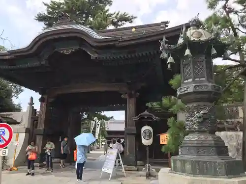 豊川閣　妙厳寺の山門・神門