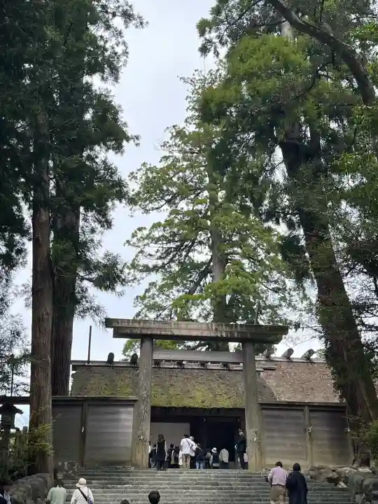伊勢神宮内宮(皇大神宮)の{uncategorized: "未分類", other: "その他", undefined: "問題あり", building: "その他建物", grave: "お墓", sacred_gate: "鳥居", guardian: "狛犬", statue: "像", buddha: "仏像", history: "歴史", nature: "自然", garden: "庭園", animal: "動物", pagoda: "塔", temizu: "手水舎", mountain_gate: "山門・神門", sanctuary: "本殿・本堂", subordinate: "末社・摂社", art: "芸術", scenery: "景色", jizo: "地蔵", ema: "絵馬", goshuin: "御朱印", omikuji: "おみくじ", items: "授与品その他", amulet: "お守り", goshuincho: "御朱印帳", eats: "食事", festival: "お祭り", votive_dance: "神楽", shichigosan: "七五三参", wedding: "結婚式", experience: "体験その他", initially: "初詣", around: "周辺", anti_infection: "感染症対策"}