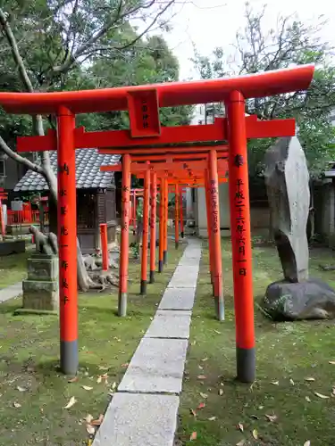 三囲神社の鳥居