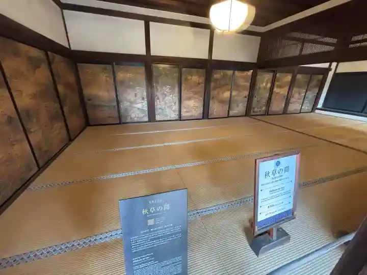 三宝院(三宝院門跡)の{uncategorized: "未分類", other: "その他", undefined: "問題あり", building: "その他建物", grave: "お墓", sacred_gate: "鳥居", guardian: "狛犬", statue: "像", buddha: "仏像", history: "歴史", nature: "自然", garden: "庭園", animal: "動物", pagoda: "塔", temizu: "手水舎", mountain_gate: "山門・神門", sanctuary: "本殿・本堂", subordinate: "末社・摂社", art: "芸術", scenery: "景色", jizo: "地蔵", ema: "絵馬", goshuin: "御朱印", omikuji: "おみくじ", items: "授与品その他", amulet: "お守り", goshuincho: "御朱印帳", eats: "食事", festival: "お祭り", votive_dance: "神楽", shichigosan: "七五三参", wedding: "結婚式", experience: "体験その他", initially: "初詣", around: "周辺", anti_infection: "感染症対策"}