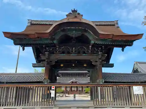 本山専修寺の山門・神門