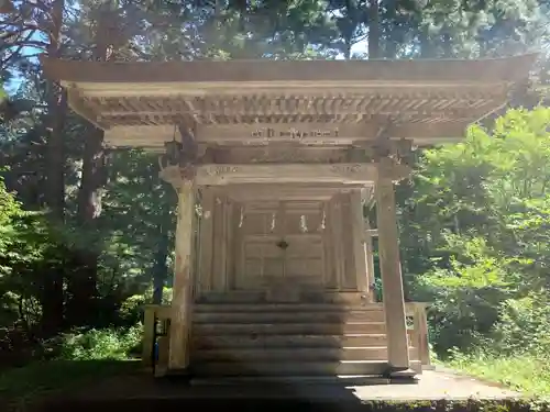 出羽神社(出羽三山神社)～三神合祭殿～の末社