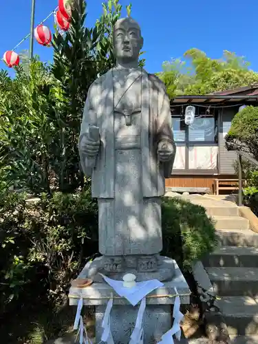 横浜御嶽神社の像