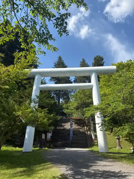 土津神社|こどもと出世の神さまの{uncategorized: "未分類", other: "その他", undefined: "問題あり", building: "その他建物", grave: "お墓", sacred_gate: "鳥居", guardian: "狛犬", statue: "像", buddha: "仏像", history: "歴史", nature: "自然", garden: "庭園", animal: "動物", pagoda: "塔", temizu: "手水舎", mountain_gate: "山門・神門", sanctuary: "本殿・本堂", subordinate: "末社・摂社", art: "芸術", scenery: "景色", jizo: "地蔵", ema: "絵馬", goshuin: "御朱印", omikuji: "おみくじ", items: "授与品その他", amulet: "お守り", goshuincho: "御朱印帳", eats: "食事", festival: "お祭り", votive_dance: "神楽", shichigosan: "七五三参", wedding: "結婚式", experience: "体験その他", initially: "初詣", around: "周辺", anti_infection: "感染症対策"}