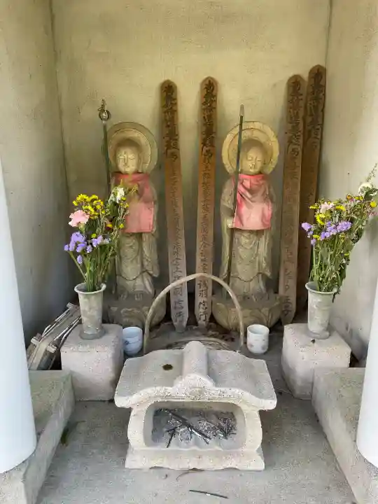 長勝寺の{uncategorized: "未分類", other: "その他", undefined: "問題あり", building: "その他建物", grave: "お墓", sacred_gate: "鳥居", guardian: "狛犬", statue: "像", buddha: "仏像", history: "歴史", nature: "自然", garden: "庭園", animal: "動物", pagoda: "塔", temizu: "手水舎", mountain_gate: "山門・神門", sanctuary: "本殿・本堂", subordinate: "末社・摂社", art: "芸術", scenery: "景色", jizo: "地蔵", ema: "絵馬", goshuin: "御朱印", omikuji: "おみくじ", items: "授与品その他", amulet: "お守り", goshuincho: "御朱印帳", eats: "食事", festival: "お祭り", votive_dance: "神楽", shichigosan: "七五三参", wedding: "結婚式", experience: "体験その他", initially: "初詣", around: "周辺", anti_infection: "感染症対策"}