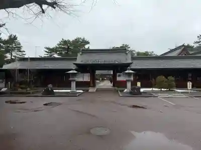 氣比神宮の{uncategorized: "未分類", other: "その他", undefined: "問題あり", building: "その他建物", grave: "お墓", sacred_gate: "鳥居", guardian: "狛犬", statue: "像", buddha: "仏像", history: "歴史", nature: "自然", garden: "庭園", animal: "動物", pagoda: "塔", temizu: "手水舎", mountain_gate: "山門・神門", sanctuary: "本殿・本堂", subordinate: "末社・摂社", art: "芸術", scenery: "景色", jizo: "地蔵", ema: "絵馬", goshuin: "御朱印", omikuji: "おみくじ", items: "授与品その他", amulet: "お守り", goshuincho: "御朱印帳", eats: "食事", festival: "お祭り", votive_dance: "神楽", shichigosan: "七五三参", wedding: "結婚式", experience: "体験その他", initially: "初詣", around: "周辺", anti_infection: "感染症対策"}