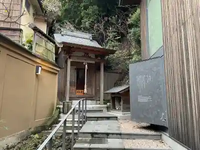 三柱神社の{uncategorized: "未分類", other: "その他", undefined: "問題あり", building: "その他建物", grave: "お墓", sacred_gate: "鳥居", guardian: "狛犬", statue: "像", buddha: "仏像", history: "歴史", nature: "自然", garden: "庭園", animal: "動物", pagoda: "塔", temizu: "手水舎", mountain_gate: "山門・神門", sanctuary: "本殿・本堂", subordinate: "末社・摂社", art: "芸術", scenery: "景色", jizo: "地蔵", ema: "絵馬", goshuin: "御朱印", omikuji: "おみくじ", items: "授与品その他", amulet: "お守り", goshuincho: "御朱印帳", eats: "食事", festival: "お祭り", votive_dance: "神楽", shichigosan: "七五三参", wedding: "結婚式", experience: "体験その他", initially: "初詣", around: "周辺", anti_infection: "感染症対策"}