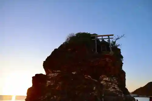 稲佐の浜　弁天島の{uncategorized: "未分類", other: "その他", undefined: "問題あり", building: "その他建物", grave: "お墓", sacred_gate: "鳥居", guardian: "狛犬", statue: "像", buddha: "仏像", history: "歴史", nature: "自然", garden: "庭園", animal: "動物", pagoda: "塔", temizu: "手水舎", mountain_gate: "山門・神門", sanctuary: "本殿・本堂", subordinate: "末社・摂社", art: "芸術", scenery: "景色", jizo: "地蔵", ema: "絵馬", goshuin: "御朱印", omikuji: "おみくじ", items: "授与品その他", amulet: "お守り", goshuincho: "御朱印帳", eats: "食事", festival: "お祭り", votive_dance: "神楽", shichigosan: "七五三参", wedding: "結婚式", experience: "体験その他", initially: "初詣", around: "周辺", anti_infection: "感染症対策"}