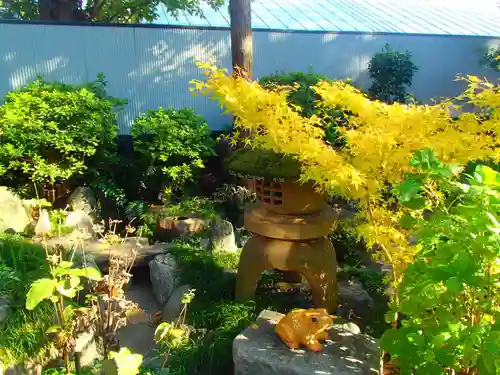 塚越稲荷神社の庭園