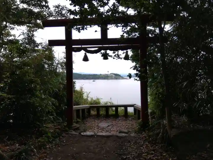 大湊神社(雄島)の{uncategorized: "未分類", other: "その他", undefined: "問題あり", building: "その他建物", grave: "お墓", sacred_gate: "鳥居", guardian: "狛犬", statue: "像", buddha: "仏像", history: "歴史", nature: "自然", garden: "庭園", animal: "動物", pagoda: "塔", temizu: "手水舎", mountain_gate: "山門・神門", sanctuary: "本殿・本堂", subordinate: "末社・摂社", art: "芸術", scenery: "景色", jizo: "地蔵", ema: "絵馬", goshuin: "御朱印", omikuji: "おみくじ", items: "授与品その他", amulet: "お守り", goshuincho: "御朱印帳", eats: "食事", festival: "お祭り", votive_dance: "神楽", shichigosan: "七五三参", wedding: "結婚式", experience: "体験その他", initially: "初詣", around: "周辺", anti_infection: "感染症対策"}