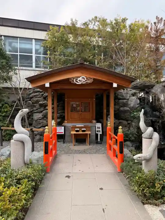 蛇窪神社の{uncategorized: "未分類", other: "その他", undefined: "問題あり", building: "その他建物", grave: "お墓", sacred_gate: "鳥居", guardian: "狛犬", statue: "像", buddha: "仏像", history: "歴史", nature: "自然", garden: "庭園", animal: "動物", pagoda: "塔", temizu: "手水舎", mountain_gate: "山門・神門", sanctuary: "本殿・本堂", subordinate: "末社・摂社", art: "芸術", scenery: "景色", jizo: "地蔵", ema: "絵馬", goshuin: "御朱印", omikuji: "おみくじ", items: "授与品その他", amulet: "お守り", goshuincho: "御朱印帳", eats: "食事", festival: "お祭り", votive_dance: "神楽", shichigosan: "七五三参", wedding: "結婚式", experience: "体験その他", initially: "初詣", around: "周辺", anti_infection: "感染症対策"}
