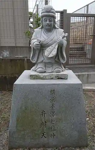 琵琶島神社の像