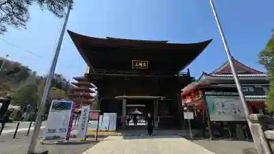 高幡不動尊　金剛寺の{uncategorized: "未分類", other: "その他", undefined: "問題あり", building: "その他建物", grave: "お墓", sacred_gate: "鳥居", guardian: "狛犬", statue: "像", buddha: "仏像", history: "歴史", nature: "自然", garden: "庭園", animal: "動物", pagoda: "塔", temizu: "手水舎", mountain_gate: "山門・神門", sanctuary: "本殿・本堂", subordinate: "末社・摂社", art: "芸術", scenery: "景色", jizo: "地蔵", ema: "絵馬", goshuin: "御朱印", omikuji: "おみくじ", items: "授与品その他", amulet: "お守り", goshuincho: "御朱印帳", eats: "食事", festival: "お祭り", votive_dance: "神楽", shichigosan: "七五三参", wedding: "結婚式", experience: "体験その他", initially: "初詣", around: "周辺", anti_infection: "感染症対策"}