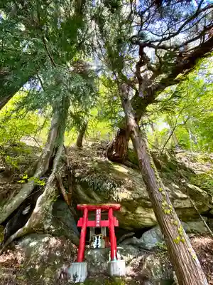 剣岩稲荷神社の本殿・本堂