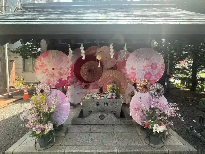 札幌諏訪神社の{uncategorized: "未分類", other: "その他", undefined: "問題あり", building: "その他建物", grave: "お墓", sacred_gate: "鳥居", guardian: "狛犬", statue: "像", buddha: "仏像", history: "歴史", nature: "自然", garden: "庭園", animal: "動物", pagoda: "塔", temizu: "手水舎", mountain_gate: "山門・神門", sanctuary: "本殿・本堂", subordinate: "末社・摂社", art: "芸術", scenery: "景色", jizo: "地蔵", ema: "絵馬", goshuin: "御朱印", omikuji: "おみくじ", items: "授与品その他", amulet: "お守り", goshuincho: "御朱印帳", eats: "食事", festival: "お祭り", votive_dance: "神楽", shichigosan: "七五三参", wedding: "結婚式", experience: "体験その他", initially: "初詣", around: "周辺", anti_infection: "感染症対策"}