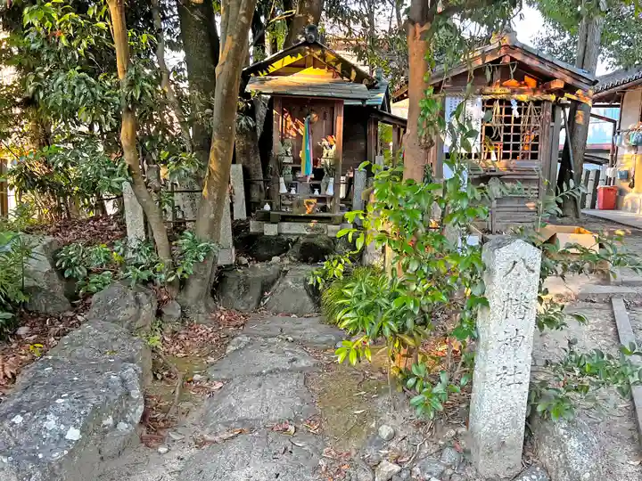 宇流冨志禰神社の末社・摂社