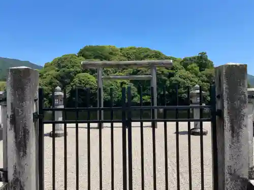 崇神天皇　山邊道勾岡上陵(奈良県)