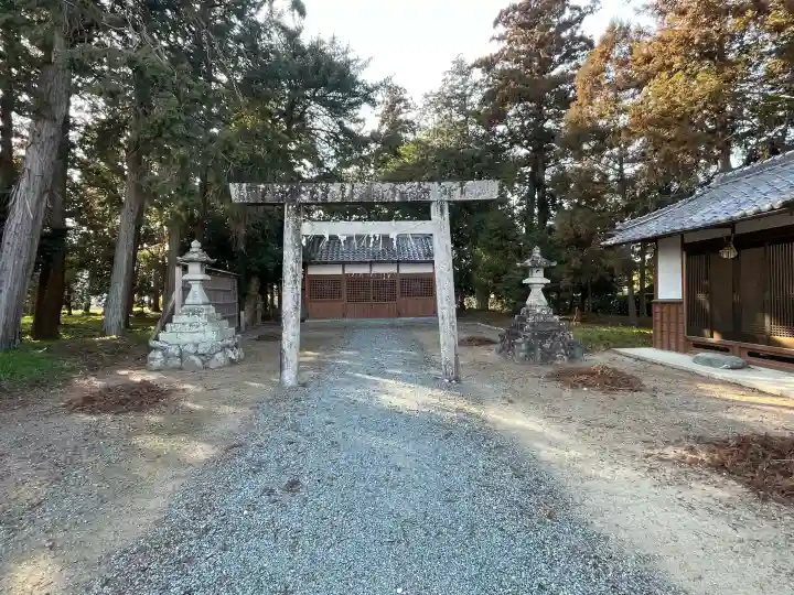 満賀里神社の{uncategorized: "未分類", other: "その他", undefined: "問題あり", building: "その他建物", grave: "お墓", sacred_gate: "鳥居", guardian: "狛犬", statue: "像", buddha: "仏像", history: "歴史", nature: "自然", garden: "庭園", animal: "動物", pagoda: "塔", temizu: "手水舎", mountain_gate: "山門・神門", sanctuary: "本殿・本堂", subordinate: "末社・摂社", art: "芸術", scenery: "景色", jizo: "地蔵", ema: "絵馬", goshuin: "御朱印", omikuji: "おみくじ", items: "授与品その他", amulet: "お守り", goshuincho: "御朱印帳", eats: "食事", festival: "お祭り", votive_dance: "神楽", shichigosan: "七五三参", wedding: "結婚式", experience: "体験その他", initially: "初詣", around: "周辺", anti_infection: "感染症対策"}