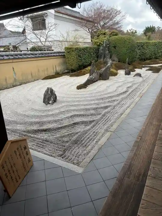 瑞峯院の{uncategorized: "未分類", other: "その他", undefined: "問題あり", building: "その他建物", grave: "お墓", sacred_gate: "鳥居", guardian: "狛犬", statue: "像", buddha: "仏像", history: "歴史", nature: "自然", garden: "庭園", animal: "動物", pagoda: "塔", temizu: "手水舎", mountain_gate: "山門・神門", sanctuary: "本殿・本堂", subordinate: "末社・摂社", art: "芸術", scenery: "景色", jizo: "地蔵", ema: "絵馬", goshuin: "御朱印", omikuji: "おみくじ", items: "授与品その他", amulet: "お守り", goshuincho: "御朱印帳", eats: "食事", festival: "お祭り", votive_dance: "神楽", shichigosan: "七五三参", wedding: "結婚式", experience: "体験その他", initially: "初詣", around: "周辺", anti_infection: "感染症対策"}