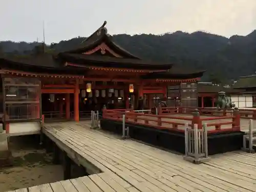 厳島神社の本殿