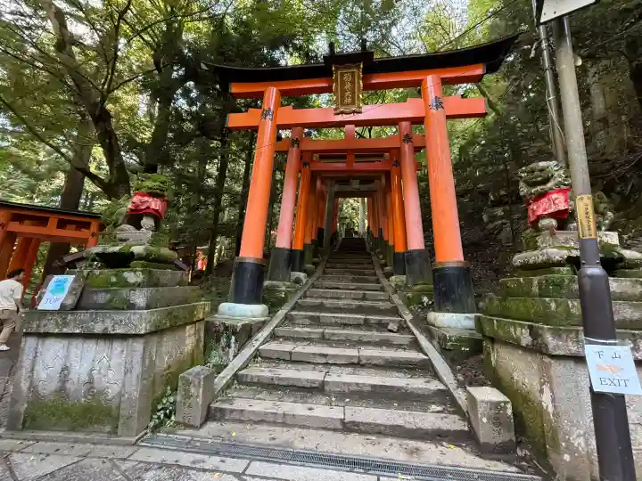 伏見稲荷大社 御膳谷奉拝所の{uncategorized: "未分類", other: "その他", undefined: "問題あり", building: "その他建物", grave: "お墓", sacred_gate: "鳥居", guardian: "狛犬", statue: "像", buddha: "仏像", history: "歴史", nature: "自然", garden: "庭園", animal: "動物", pagoda: "塔", temizu: "手水舎", mountain_gate: "山門・神門", sanctuary: "本殿・本堂", subordinate: "末社・摂社", art: "芸術", scenery: "景色", jizo: "地蔵", ema: "絵馬", goshuin: "御朱印", omikuji: "おみくじ", items: "授与品その他", amulet: "お守り", goshuincho: "御朱印帳", eats: "食事", festival: "お祭り", votive_dance: "神楽", shichigosan: "七五三参", wedding: "結婚式", experience: "体験その他", initially: "初詣", around: "周辺", anti_infection: "感染症対策"}