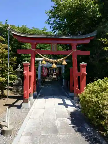 三軒地稲荷神社の{uncategorized: "未分類", other: "その他", undefined: "問題あり", building: "その他建物", grave: "お墓", sacred_gate: "鳥居", guardian: "狛犬", statue: "像", buddha: "仏像", history: "歴史", nature: "自然", garden: "庭園", animal: "動物", pagoda: "塔", temizu: "手水舎", mountain_gate: "山門・神門", sanctuary: "本殿・本堂", subordinate: "末社・摂社", art: "芸術", scenery: "景色", jizo: "地蔵", ema: "絵馬", goshuin: "御朱印", omikuji: "おみくじ", items: "授与品その他", amulet: "お守り", goshuincho: "御朱印帳", eats: "食事", festival: "お祭り", votive_dance: "神楽", shichigosan: "七五三参", wedding: "結婚式", experience: "体験その他", initially: "初詣", around: "周辺", anti_infection: "感染症対策"}