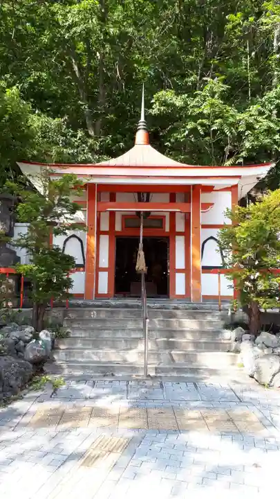 岩戸観音堂の本殿・本堂