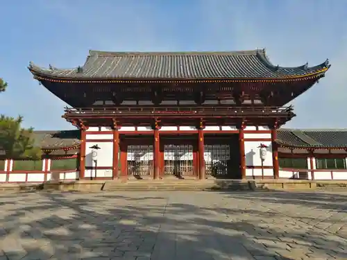 東大寺法華堂（三月堂）の山門