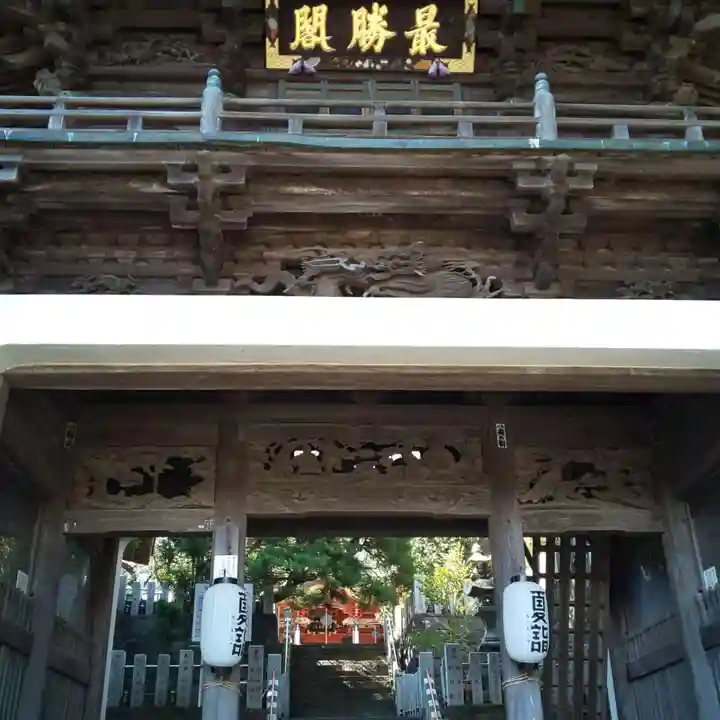 布施弁天 東海寺の山門・神門