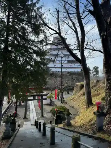 鶴ケ城稲荷神社の{uncategorized: "未分類", other: "その他", undefined: "問題あり", building: "その他建物", grave: "お墓", sacred_gate: "鳥居", guardian: "狛犬", statue: "像", buddha: "仏像", history: "歴史", nature: "自然", garden: "庭園", animal: "動物", pagoda: "塔", temizu: "手水舎", mountain_gate: "山門・神門", sanctuary: "本殿・本堂", subordinate: "末社・摂社", art: "芸術", scenery: "景色", jizo: "地蔵", ema: "絵馬", goshuin: "御朱印", omikuji: "おみくじ", items: "授与品その他", amulet: "お守り", goshuincho: "御朱印帳", eats: "食事", festival: "お祭り", votive_dance: "神楽", shichigosan: "七五三参", wedding: "結婚式", experience: "体験その他", initially: "初詣", around: "周辺", anti_infection: "感染症対策"}
