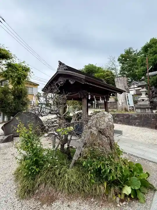 諏訪神社の{uncategorized: "未分類", other: "その他", undefined: "問題あり", building: "その他建物", grave: "お墓", sacred_gate: "鳥居", guardian: "狛犬", statue: "像", buddha: "仏像", history: "歴史", nature: "自然", garden: "庭園", animal: "動物", pagoda: "塔", temizu: "手水舎", mountain_gate: "山門・神門", sanctuary: "本殿・本堂", subordinate: "末社・摂社", art: "芸術", scenery: "景色", jizo: "地蔵", ema: "絵馬", goshuin: "御朱印", omikuji: "おみくじ", items: "授与品その他", amulet: "お守り", goshuincho: "御朱印帳", eats: "食事", festival: "お祭り", votive_dance: "神楽", shichigosan: "七五三参", wedding: "結婚式", experience: "体験その他", initially: "初詣", around: "周辺", anti_infection: "感染症対策"}