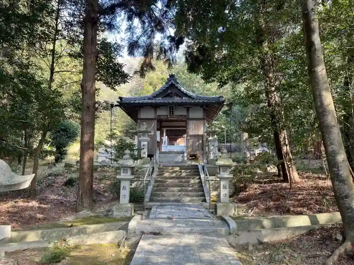日吉神社の{uncategorized: "未分類", other: "その他", undefined: "問題あり", building: "その他建物", grave: "お墓", sacred_gate: "鳥居", guardian: "狛犬", statue: "像", buddha: "仏像", history: "歴史", nature: "自然", garden: "庭園", animal: "動物", pagoda: "塔", temizu: "手水舎", mountain_gate: "山門・神門", sanctuary: "本殿・本堂", subordinate: "末社・摂社", art: "芸術", scenery: "景色", jizo: "地蔵", ema: "絵馬", goshuin: "御朱印", omikuji: "おみくじ", items: "授与品その他", amulet: "お守り", goshuincho: "御朱印帳", eats: "食事", festival: "お祭り", votive_dance: "神楽", shichigosan: "七五三参", wedding: "結婚式", experience: "体験その他", initially: "初詣", around: "周辺", anti_infection: "感染症対策"}