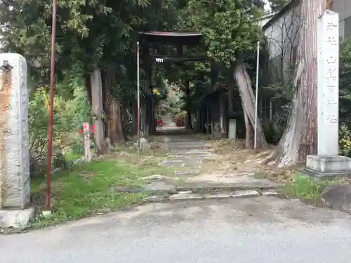 山梨岡神社の建物その他