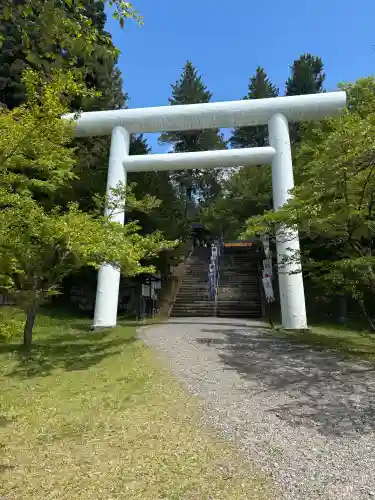 土津神社｜こどもと出世の神さまの{uncategorized: "未分類", other: "その他", undefined: "問題あり", building: "その他建物", grave: "お墓", sacred_gate: "鳥居", guardian: "狛犬", statue: "像", buddha: "仏像", history: "歴史", nature: "自然", garden: "庭園", animal: "動物", pagoda: "塔", temizu: "手水舎", mountain_gate: "山門・神門", sanctuary: "本殿・本堂", subordinate: "末社・摂社", art: "芸術", scenery: "景色", jizo: "地蔵", ema: "絵馬", goshuin: "御朱印", omikuji: "おみくじ", items: "授与品その他", amulet: "お守り", goshuincho: "御朱印帳", eats: "食事", festival: "お祭り", votive_dance: "神楽", shichigosan: "七五三参", wedding: "結婚式", experience: "体験その他", initially: "初詣", around: "周辺", anti_infection: "感染症対策"}