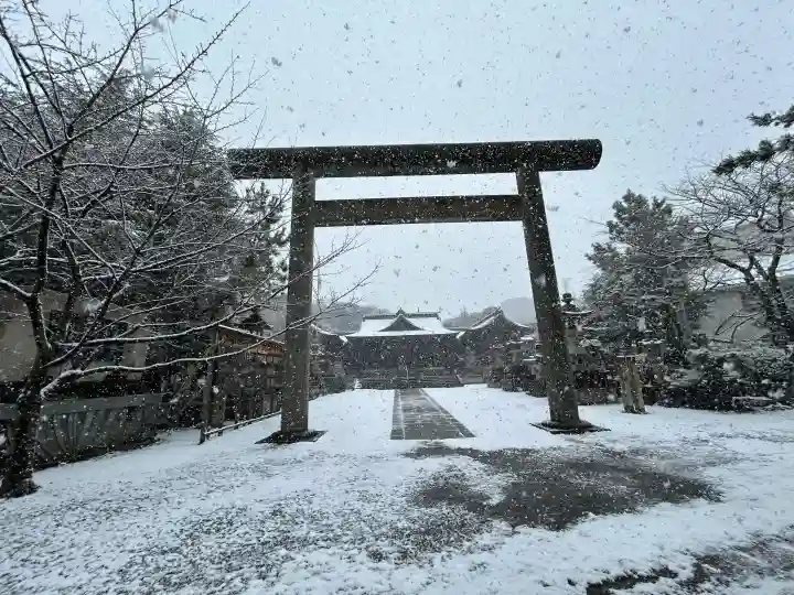 濃飛護國神社の{uncategorized: "未分類", other: "その他", undefined: "問題あり", building: "その他建物", grave: "お墓", sacred_gate: "鳥居", guardian: "狛犬", statue: "像", buddha: "仏像", history: "歴史", nature: "自然", garden: "庭園", animal: "動物", pagoda: "塔", temizu: "手水舎", mountain_gate: "山門・神門", sanctuary: "本殿・本堂", subordinate: "末社・摂社", art: "芸術", scenery: "景色", jizo: "地蔵", ema: "絵馬", goshuin: "御朱印", omikuji: "おみくじ", items: "授与品その他", amulet: "お守り", goshuincho: "御朱印帳", eats: "食事", festival: "お祭り", votive_dance: "神楽", shichigosan: "七五三参", wedding: "結婚式", experience: "体験その他", initially: "初詣", around: "周辺", anti_infection: "感染症対策"}