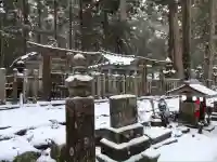 高野山金剛峯寺奥の院の{uncategorized: "未分類", other: "その他", undefined: "問題あり", building: "その他建物", grave: "お墓", sacred_gate: "鳥居", guardian: "狛犬", statue: "像", buddha: "仏像", history: "歴史", nature: "自然", garden: "庭園", animal: "動物", pagoda: "塔", temizu: "手水舎", mountain_gate: "山門・神門", sanctuary: "本殿・本堂", subordinate: "末社・摂社", art: "芸術", scenery: "景色", jizo: "地蔵", ema: "絵馬", goshuin: "御朱印", omikuji: "おみくじ", items: "授与品その他", amulet: "お守り", goshuincho: "御朱印帳", eats: "食事", festival: "お祭り", votive_dance: "神楽", shichigosan: "七五三参", wedding: "結婚式", experience: "体験その他", initially: "初詣", around: "周辺", anti_infection: "感染症対策"}